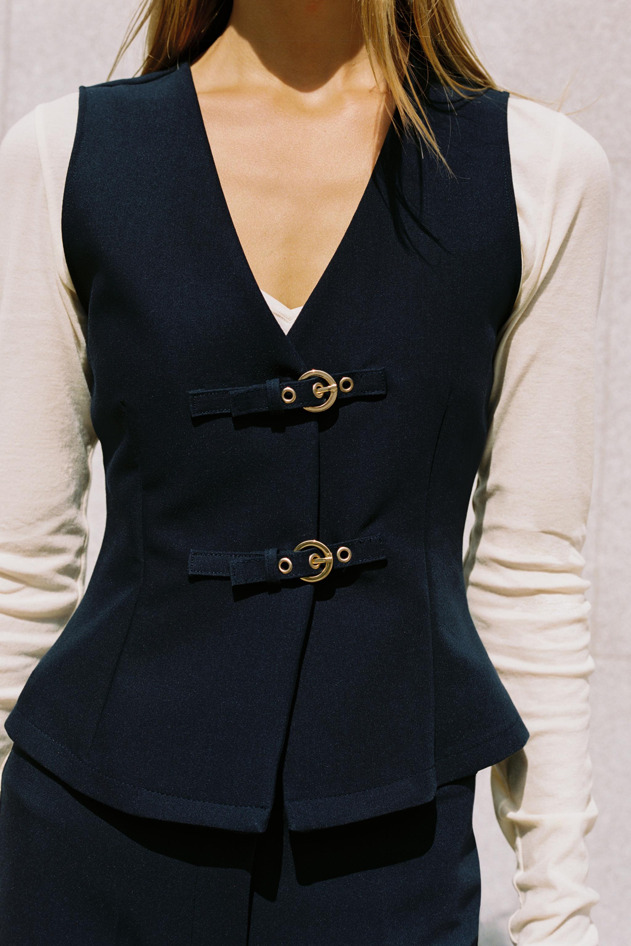 BUCKLE CREPE TOP